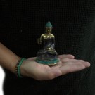 Buddha sittende med hånd opp medium i messing 10 cm thumbnail