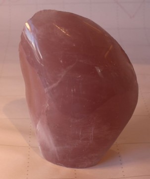 Rosenkvarts skulptur polert en side 1,4 kilo