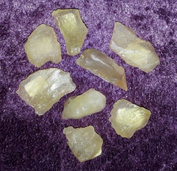 Libyan Desert Glass Rå Medium AAA-kvalitet