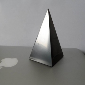 Shungitt pyramide 10x10 cm høy type