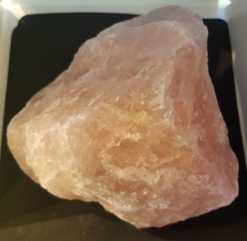 Rosenkvarts rå 3143 gram AAA-kvalitet