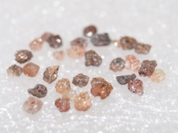 Diamant, rød ca 0,009 gram (00,4 ct) med hull, 2 stk pr pakke