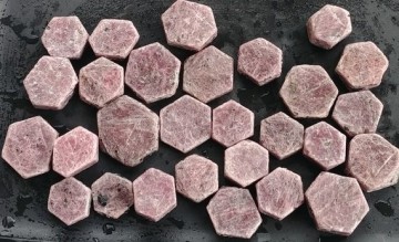 Rubin Rå Heksagon krystaller AA-kvalitet