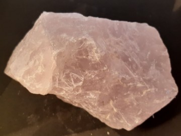 Rosenkvarts rå 1066 gram AAA-kvalitet