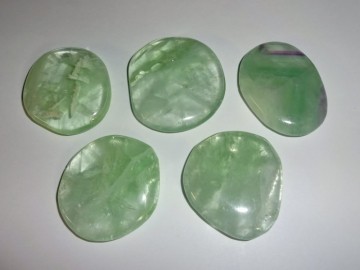 Fluoritt, grønn flat lommestein 30-40 mm AAA-kvalitet