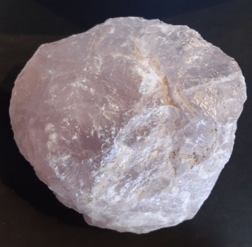 Rosenkvarts rå 1321 gram AAA-kvalitet