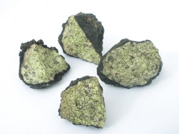 Olivin (Peridot) Rå ca 3-4 cm