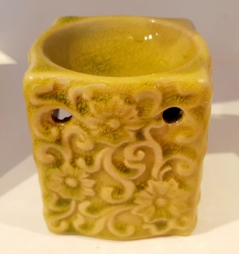 Grønn oljebrenner med blomstermotiv 7 cm