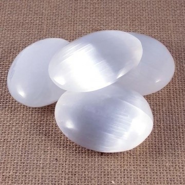 Selenitt, hvit Håndstein 4 cm AAA-kvalitet