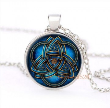 Blue Celtic Triquetra emalje med kjede