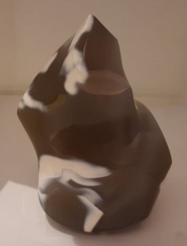 Agat, blå flamme skulptur 449 gram 10,5 cm