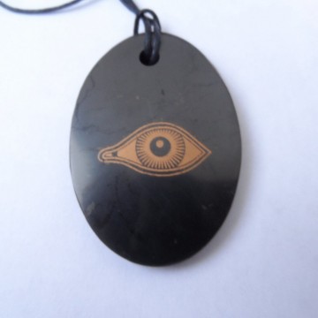 Shungitt halssmykke Eye of Horus oval polert