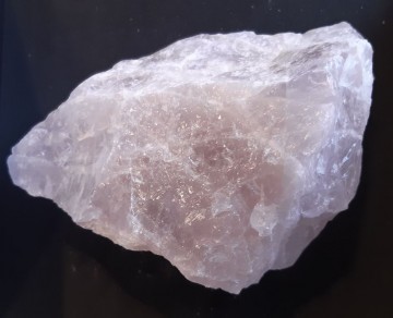 Rosenkvarts rå 1605 gram AAA-kvalitet
