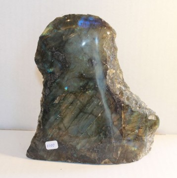 Labradoritt skulptur 1210 gram polert en side