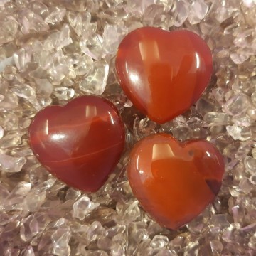 Agat, rød (Farget) hjerte anheng med sidehull 3 cm, AAA-kvalitet