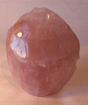 Rosenkvarts skulptur polert en side 2,3 kilo