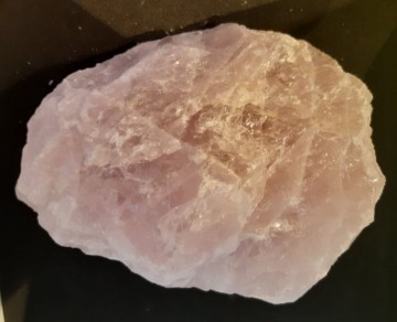 Rosenkvarts rå 1353 gram AAA-kvalitet