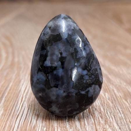 Mystic Gabbro (Merlinitt) anheng med sidehull AAA-kvalitet