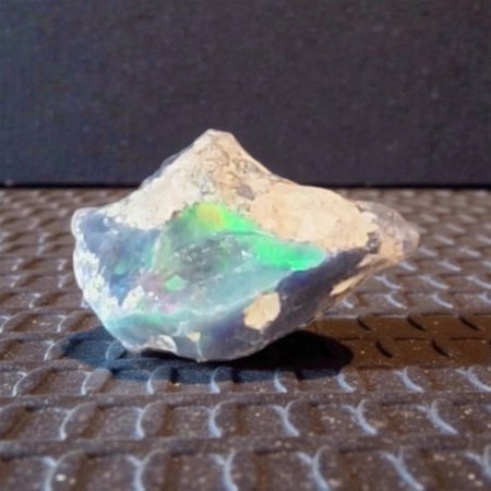 Opal, svart fra Etiopia Rå 1,02 gram AAA-kvalitet