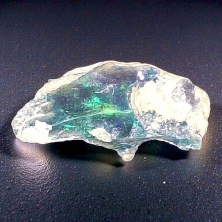 Opal, svart fra Etiopia Rå 0,99 gram AAA-kvalitet