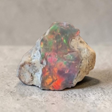 Opal, svart fra Etiopia Rå 1,37 gram AAA-kvalitet